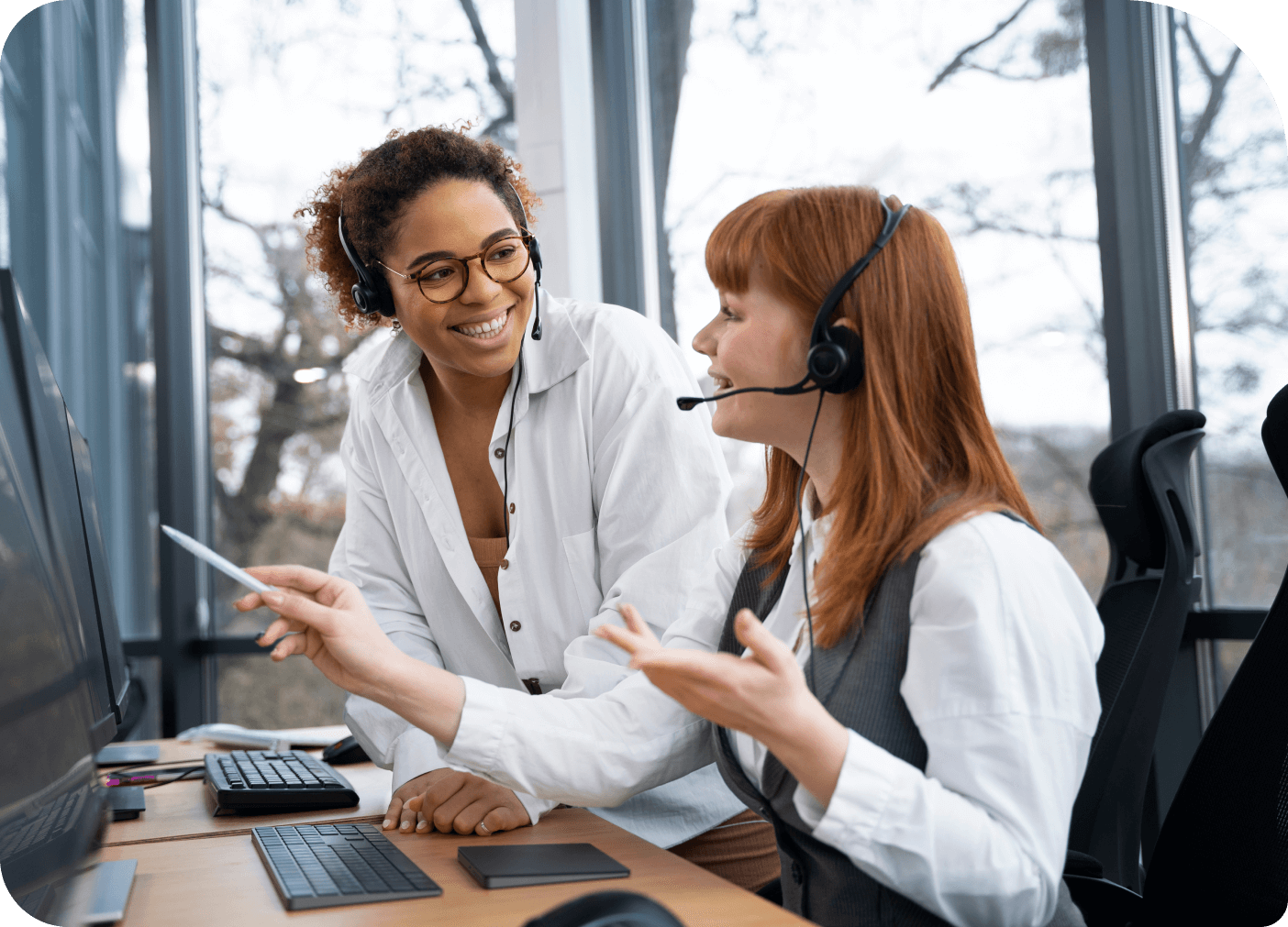 Duas mulheres conversando em um escritório